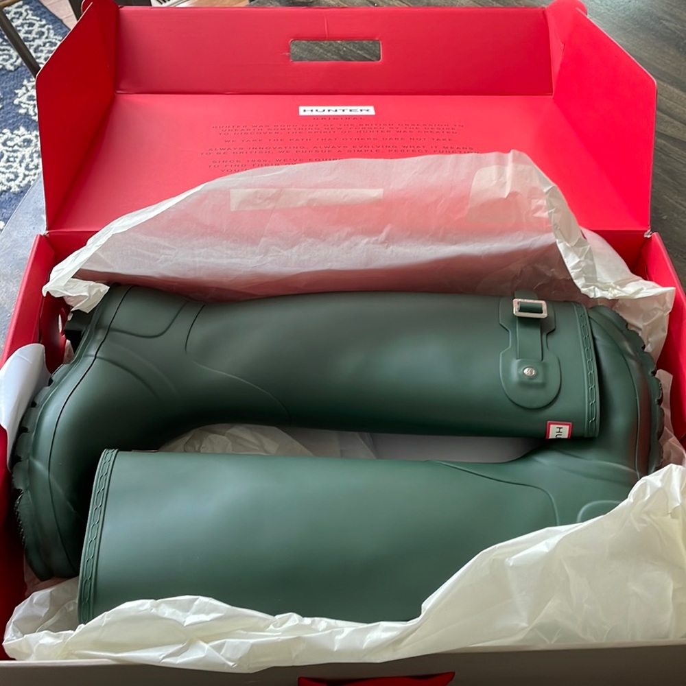 hunter green (matte) original tall Hunter boots size 9 new in box never worn!